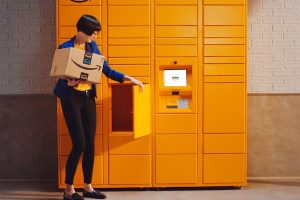 Personne qui récupère un colis dans le Amazon Hub Locker