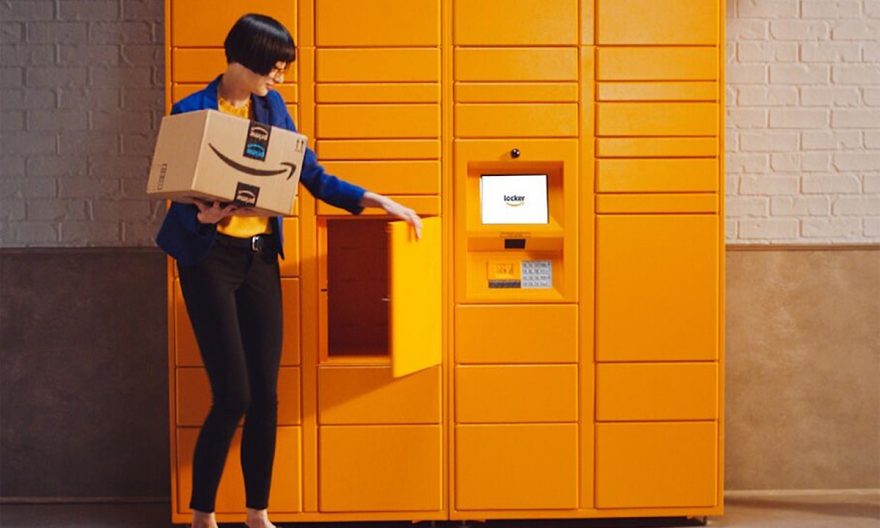 Personne qui récupère un colis dans le Amazon Hub Locker