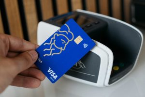 Carte bancaire Visa effectuant un paiement sans contact