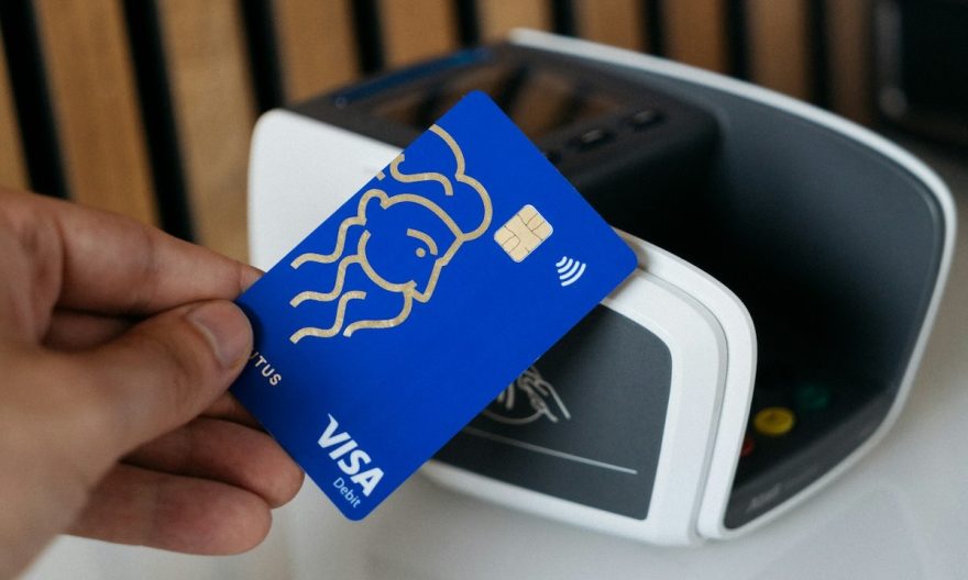 Carte bancaire Visa effectuant un paiement sans contact