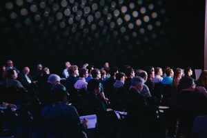 Public qui assiste à une conférence