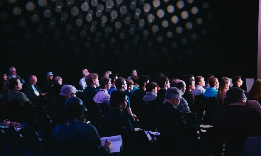 Public qui assiste à une conférence